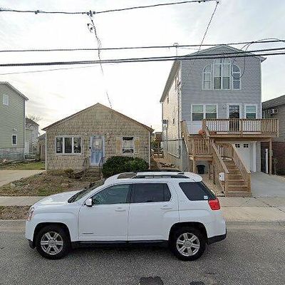 881 S 7 Th St, Lindenhurst, NY 11757