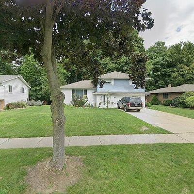 1051 E Dartmoor Ave, Seven Hills, OH 44131