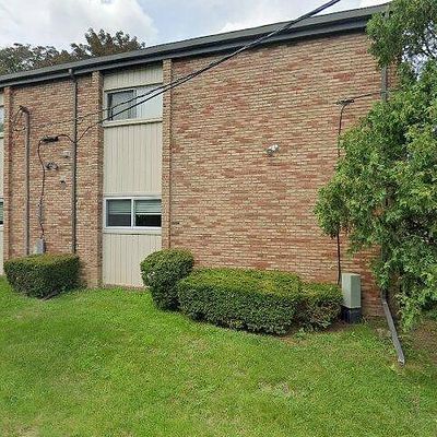 4043 W Maple Rd #D201, Bloomfield Hills, MI 48301