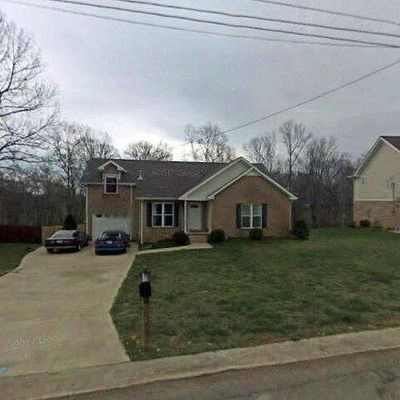 800 Leigh Ann Dr, Clarksville, TN 37042