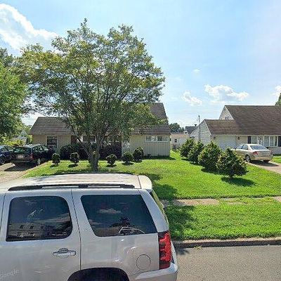 15 Middle Rd, Levittown, PA 19056