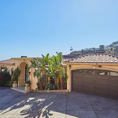 8027 Floral Ave, Los Angeles, CA 90046