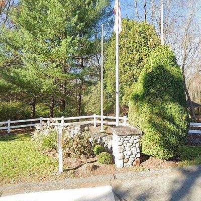 70 Perry St, Putnam, CT 06260
