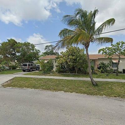 104 8 Th St, Lake Park, FL 33403