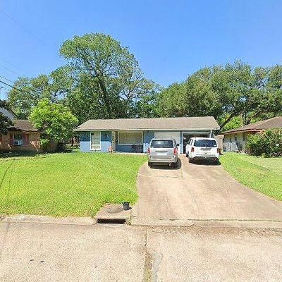 250 N Shanks St, Clute, TX 77531