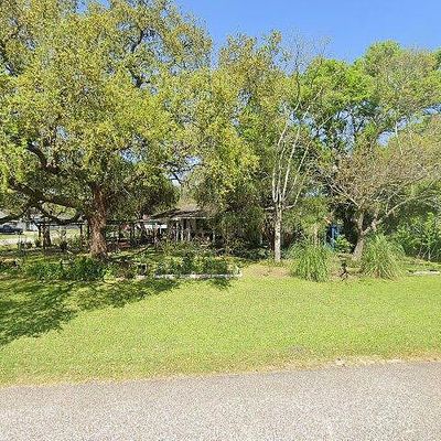 2810 Magnolia Dr, La Marque, TX 77568