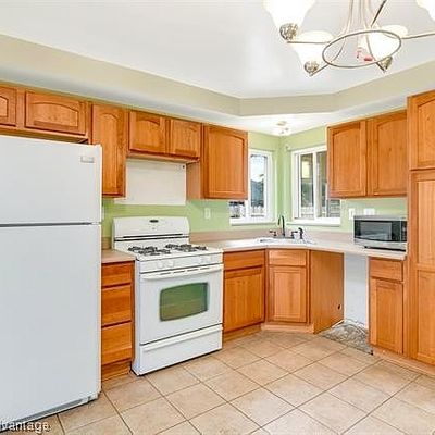 28916 Kaufman St, Roseville, MI 48066