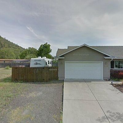 20 Penny Ct, Shady Cove, OR 97539