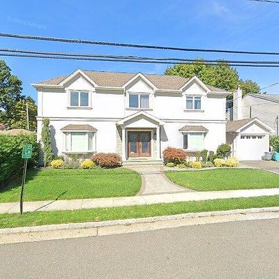 37 Maple St, Roslyn Heights, NY 11577