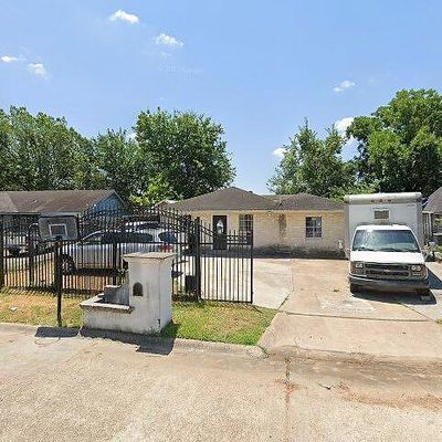 1411 Rainy River Dr, Houston, TX 77088