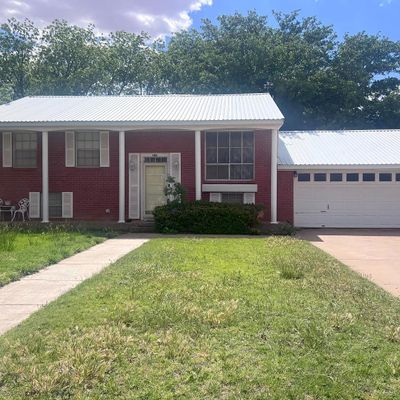 202 Avenue G, Plains, TX 79355