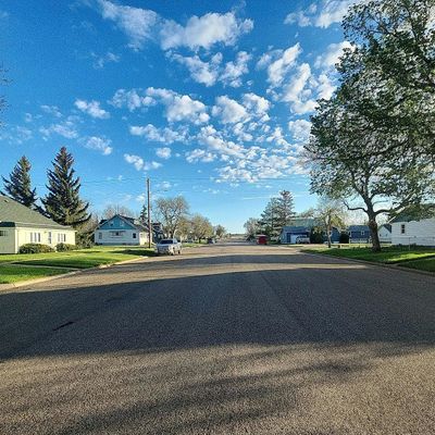 926 1 St Ave W, New England, ND 58647