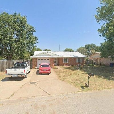 203 Chickasaw Dr, Comanche, OK 73529