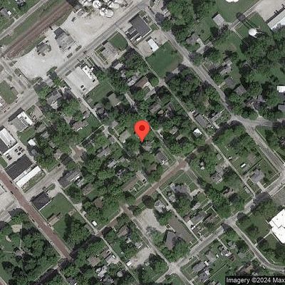 212 S Oak St, Nokomis, IL 62075