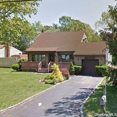 179 San Juan Dr, Hauppauge, NY 11788