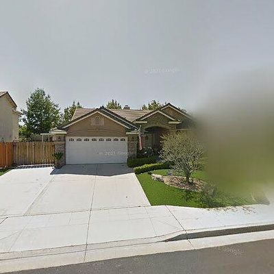 882 N Mcarthur Ave, Clovis, CA 93611