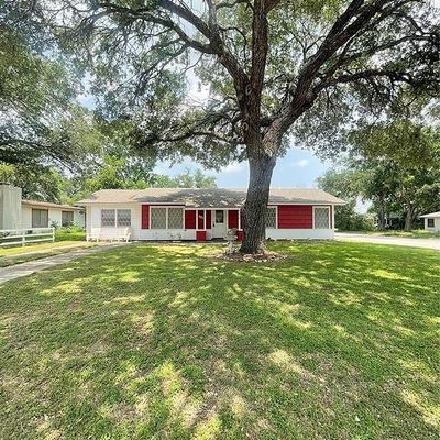 1016 Hanover St, Edna, TX 77957