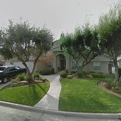 1353 E Saint James Cir, Fresno, CA 93720