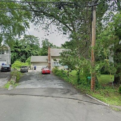 12 Robins Sq E, Norwalk, CT 06854