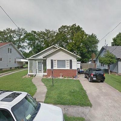 1207 N Maple St, Benton, IL 62812