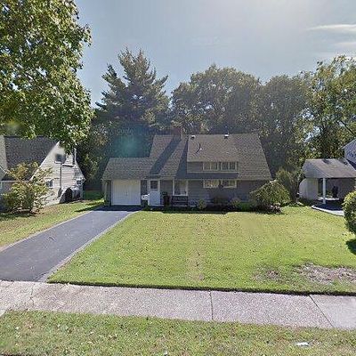 126 Rim Ln, Hicksville, NY 11801