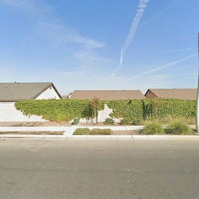 1527 W Manor Ct, Hanford, CA 93230