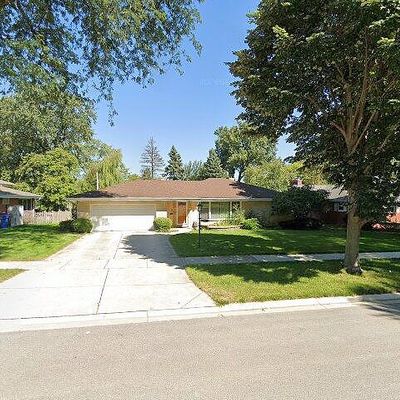 16 W Hiawatha Trl, Mount Prospect, IL 60056