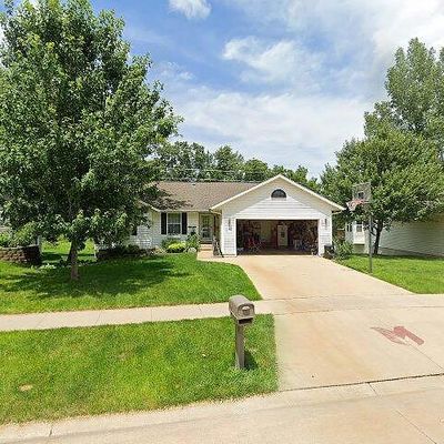 240 Valleyview Dr, Marion, IA 52302