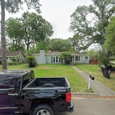 303 Edgewood St, League City, TX 77573