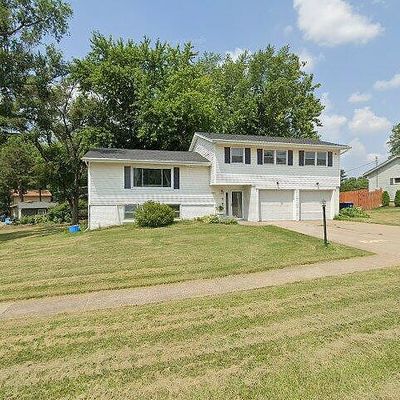 2704 29 Th St, Bettendorf, IA 52722