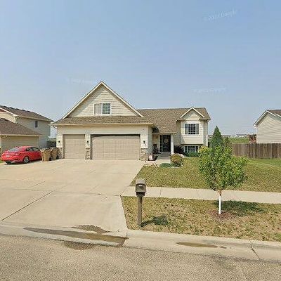 2708 Heritage Dr, Minot, ND 58703
