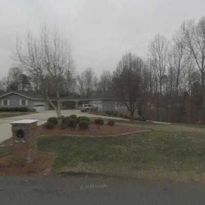 321 Pineview Dr, Mount Airy, NC 27030