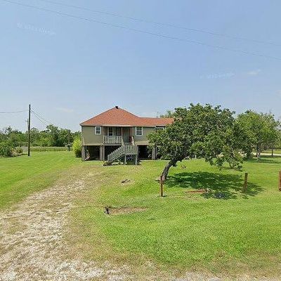 323 Oak Island Dr, Anahuac, TX 77514