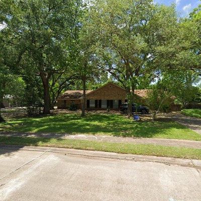 418 Forest Dr, Lake Jackson, TX 77566