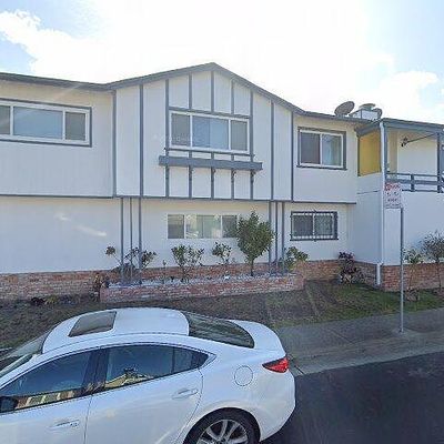 4 Lakeview Dr, Daly City, CA 94015