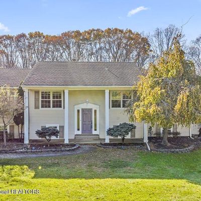 6 Theresa Dr, Holmdel, NJ 07733