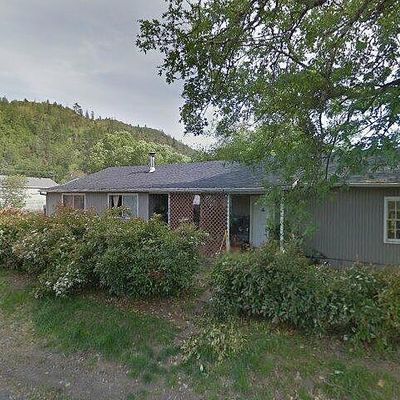 77 Kee Ln, Shady Cove, OR 97539