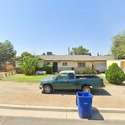 821 N Cypress St, Woodlake, CA 93286