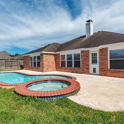 122 Sandstone Bend Ln, Dickinson, TX 77539