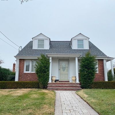 192 Arlington St, Mineola, NY 11501