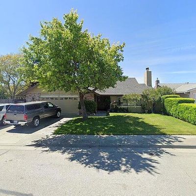 821 Apricot Ln, Hollister, CA 95023