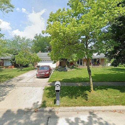 8240 Hampton Rd, Grosse Ile, MI 48138