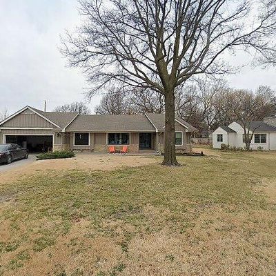 13 S Drury Ln, Eastborough, KS 67207