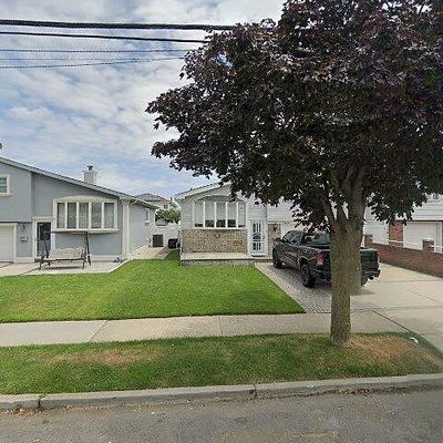 15915 91 St St, Howard Beach, NY 11414