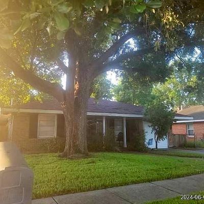 2101 Corinne Dr, Chalmette, LA 70043