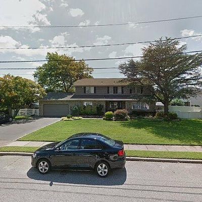 22 Clearwater Ln, West Islip, NY 11795