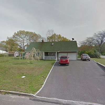 2 Yellow Pine Cir, Medford, NY 11763