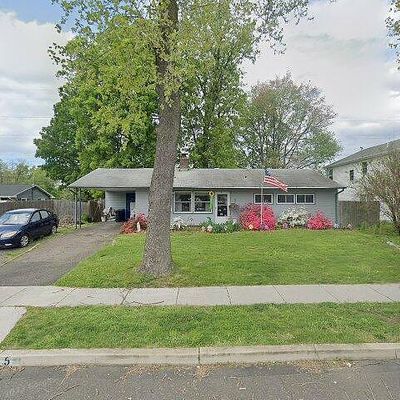 5 Edgewood Ln, Levittown, PA 19054