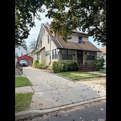 8732 258 Th St, Floral Park, NY 11001