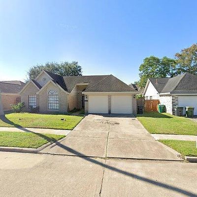 1042 Saint John Dr, Pearland, TX 77584